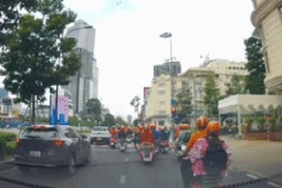 Tin tức trong ngày - Hàng chục người mặc áo cam vượt đèn đỏ ngay giao lộ ở TP HCM