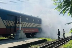 Đầu máy tàu hoả SE4 bốc khói nghi ngút vì sự cố kỹ thuật ở Huế