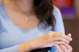 Kinh doanh - Người mua vàng lại rối bời với các thông tin mới