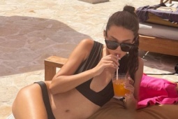 Vợ Bùi Tiến Dũng mặc bikini khoe chân dài 'bất tận'