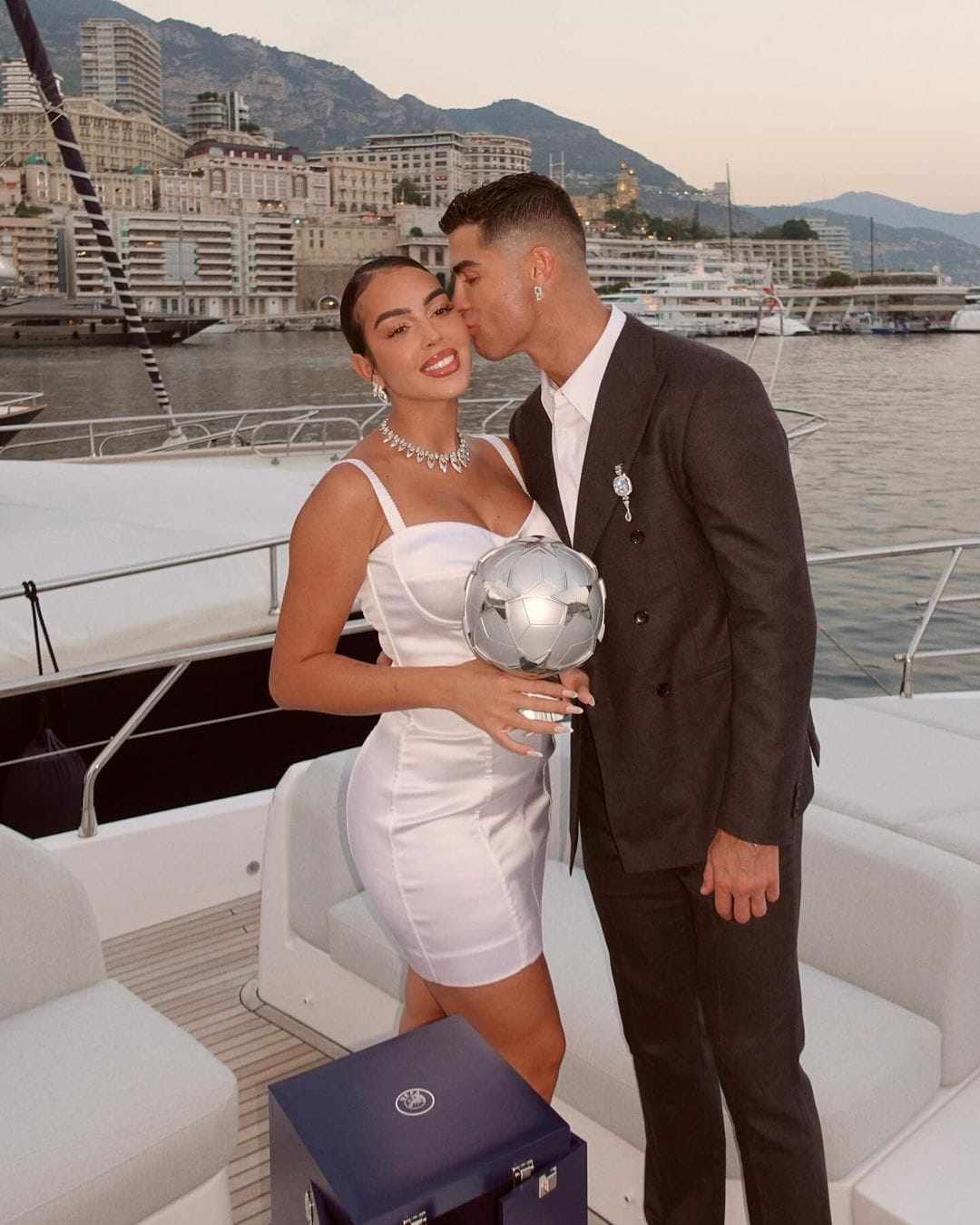 Tình yêu sét đánh của Ronaldo và bạn gái nóng bỏng - 8