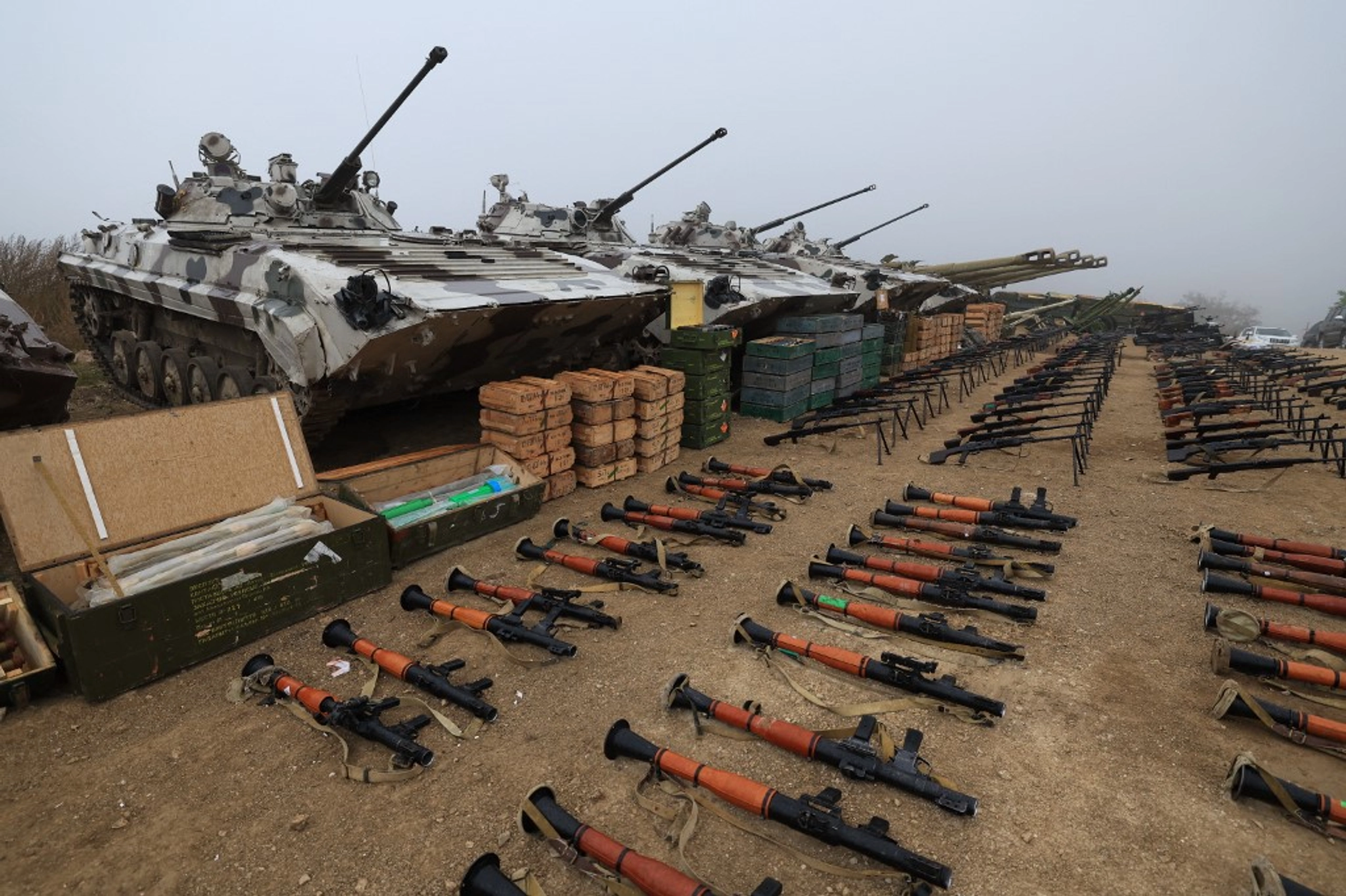 Vũ khí do quân đội Azerbaijan tịch thu từ phe ly khai thân Armenia trong cuộc xung đột vào năm 2023. Ảnh: AFP.