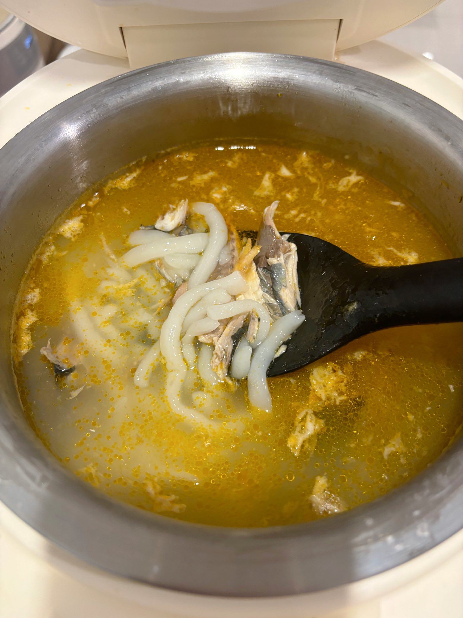 - Cho sợi bánh canh vào nước sôi luộc sơ trước khoảng 2,3 phút&nbsp;rồi vớt ra cho vào nồi nước dùng. Tiếp tục cho thêm phần thịt cá đã rim.