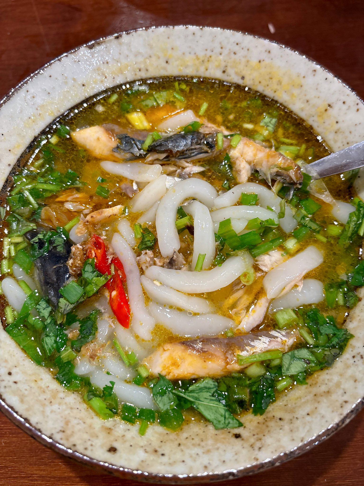 Nêm nếm lại cho vừa ăn. Cho ra tô và thêm hành ngò, răm rau là hoàn thiện món bánh canh cá nục siêu ngon.