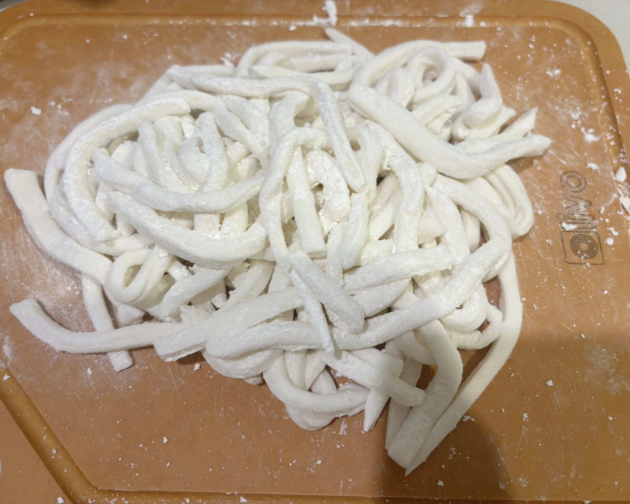 Cán mỏng và cắt thành sợi bánh canh.