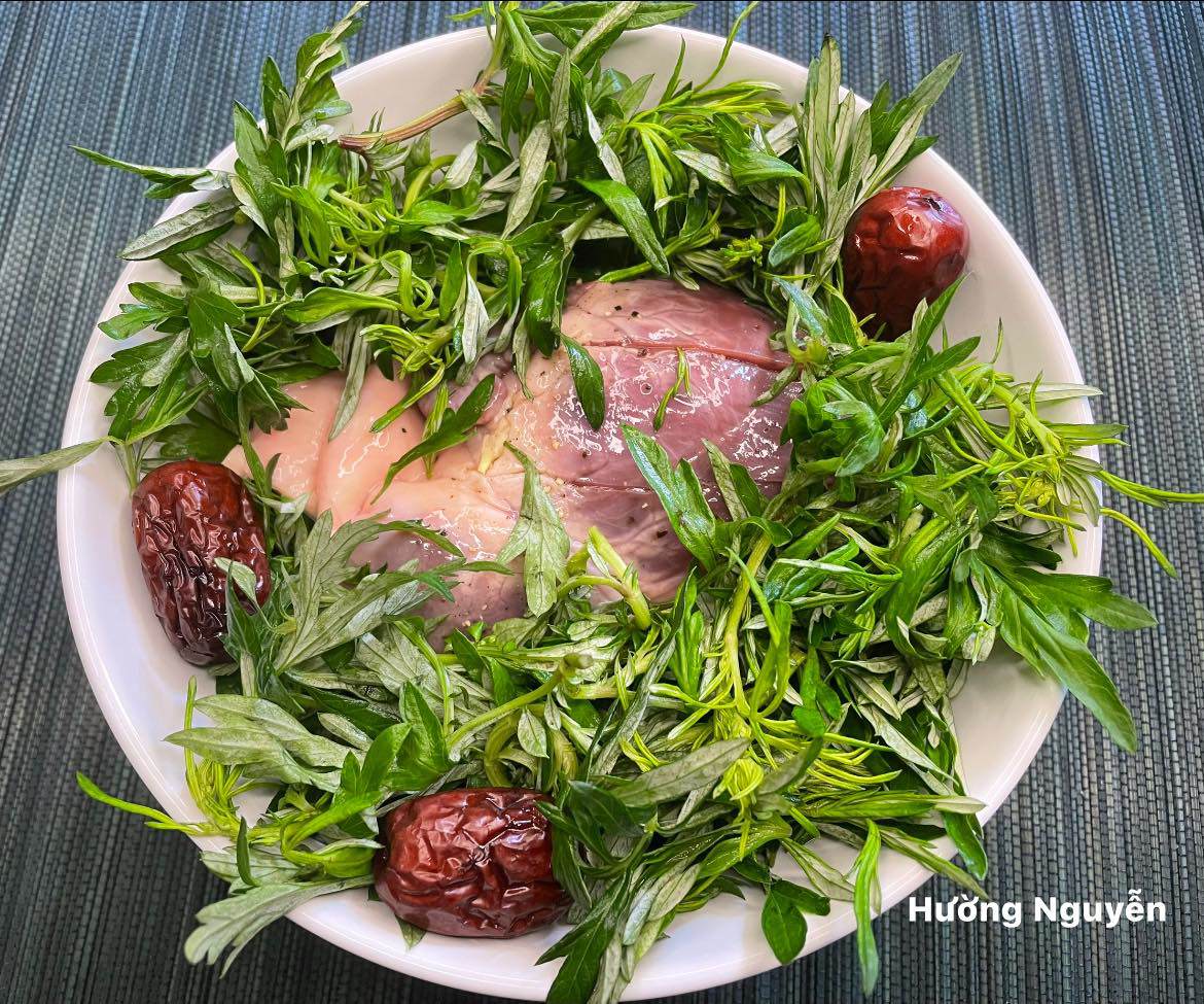 Xếp một lớp ngải cứu vào dưới đáy bát, sau đó xếp tim lợn lên trên. Thêm táo đỏ vào và rải thêm một lớp ngải cứu lên trên cùng.