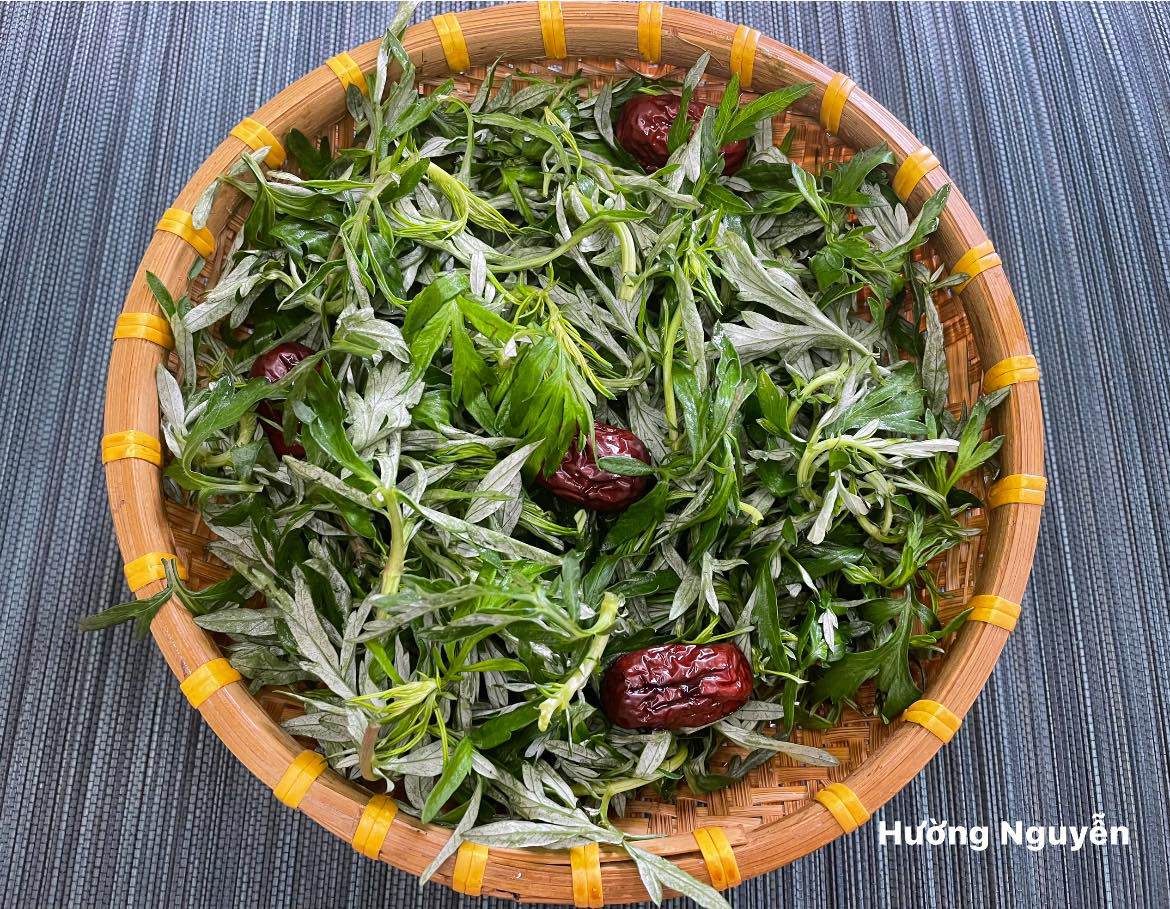 Rửa sạch ngải cứu, táo đỏ rồi để ráo nước.