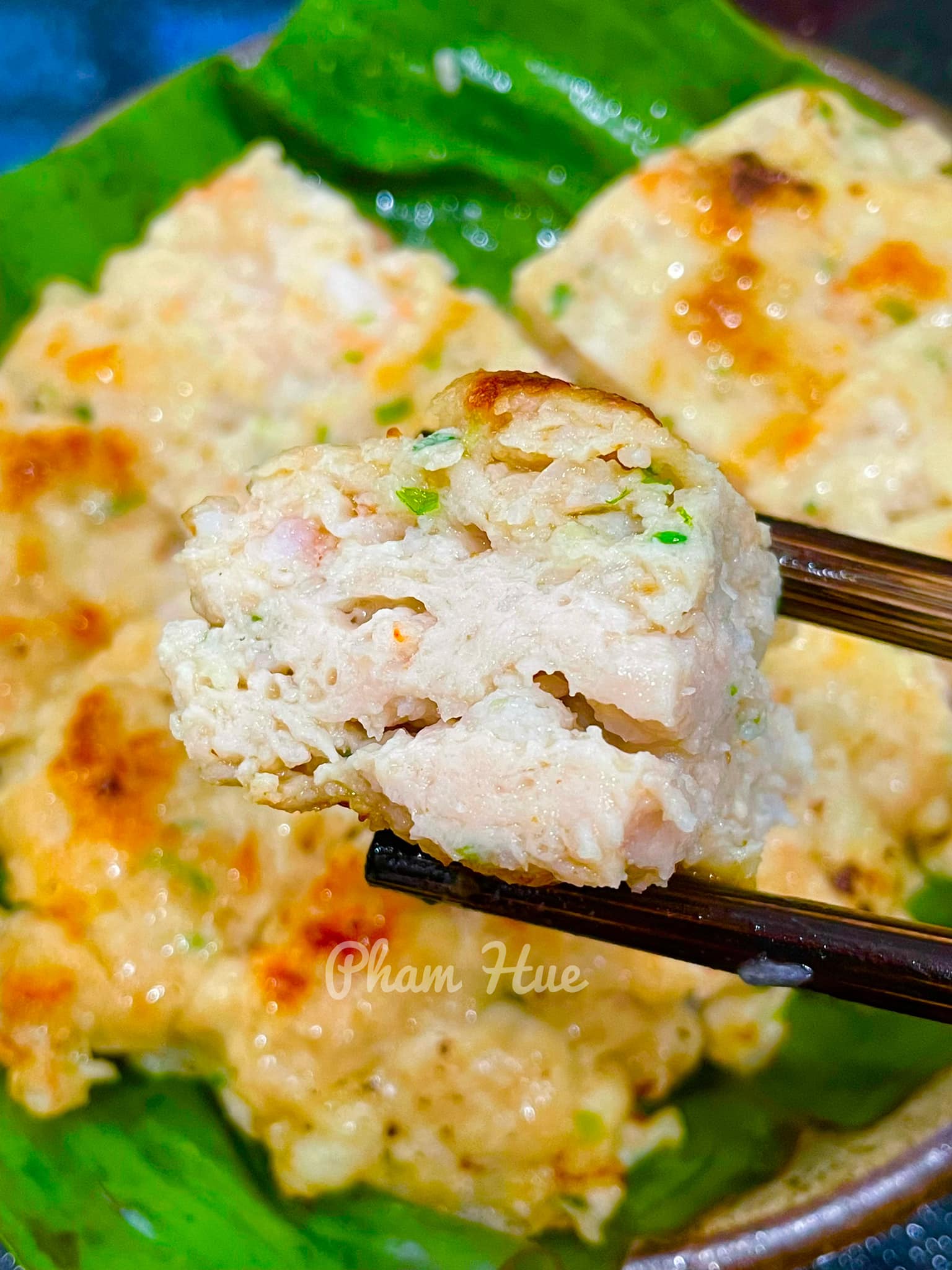 Chả tôm thị làm cách này&nbsp;giòn dai, thơm mùi lá chuối rất hấp dẫn.