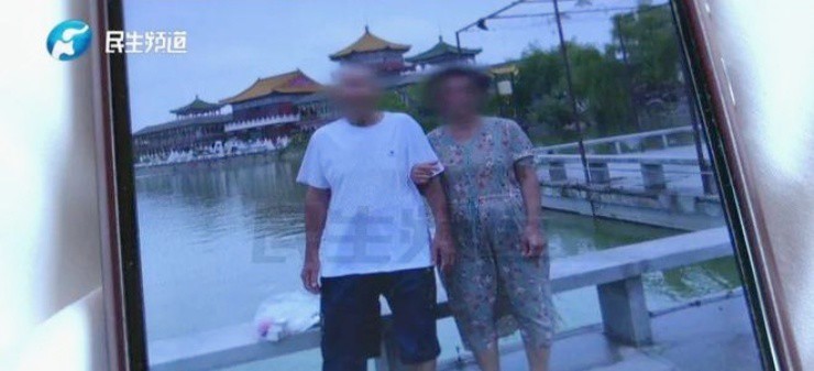 Cặp đôi "xế chiều" chụp ảnh chung. Ảnh: Minsheng Channel