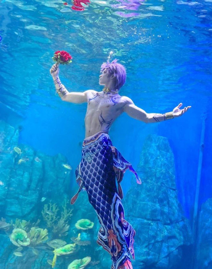 GenZ kiếm hàng chục triệu/tháng nhờ làm “chàng tiên cá” - 1