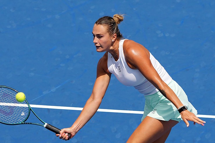 Sabalenka thoát hiểm sau cuộc rượt đuổi nghẹt thở với Raducanu