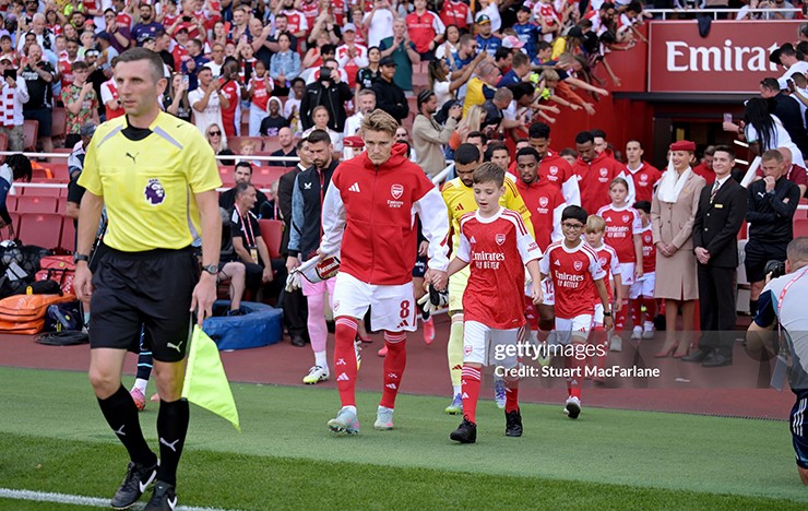 Phần mái che tại sân Emirates đã bị tháo bỏ trước mùa giải mới