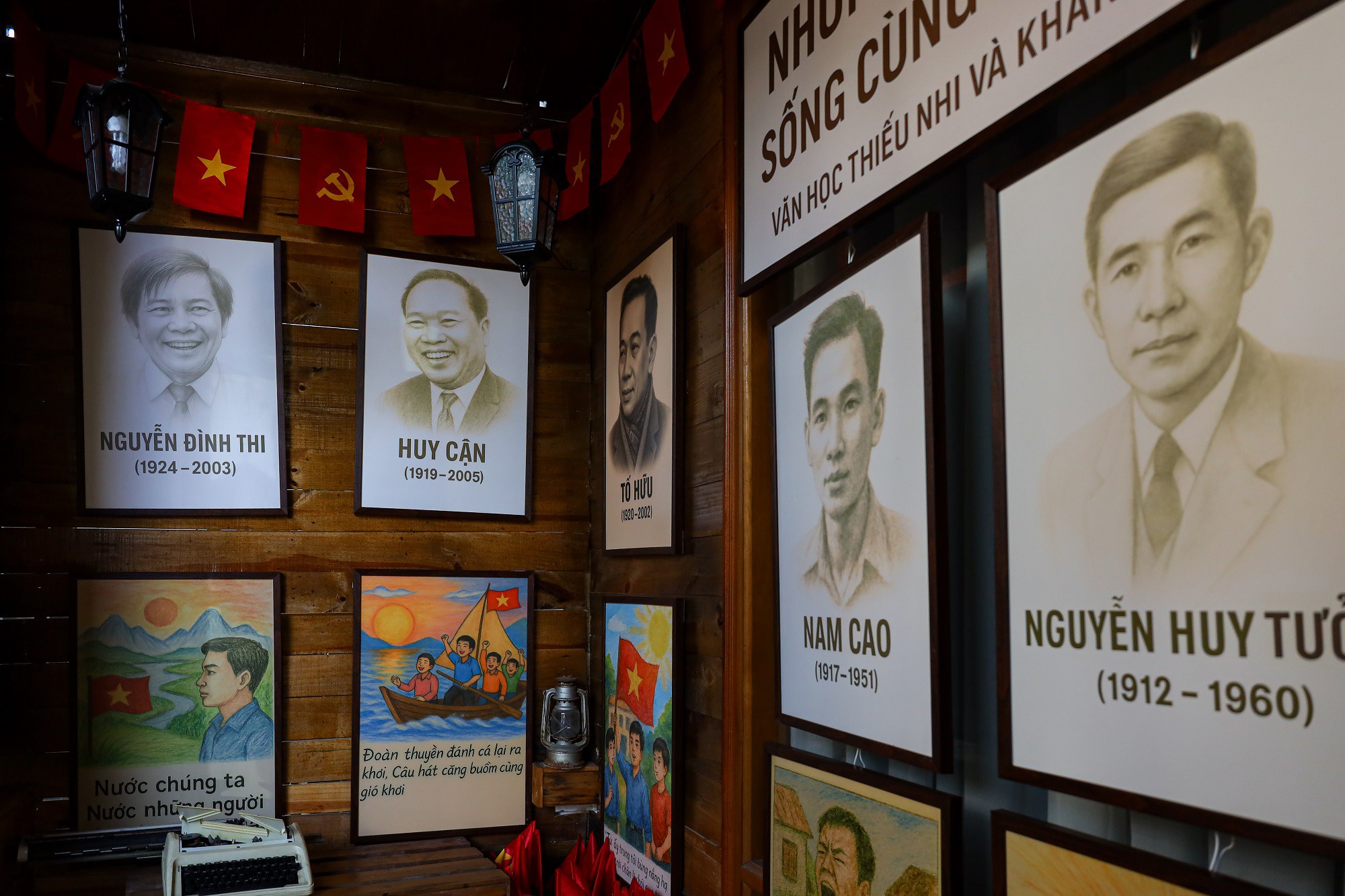 Một góc trưng bày chân dung các nhà văn, nhà thơ, nhạc sĩ có những tác phẩm nổi tiếng gắn với lịch sử của đất nước