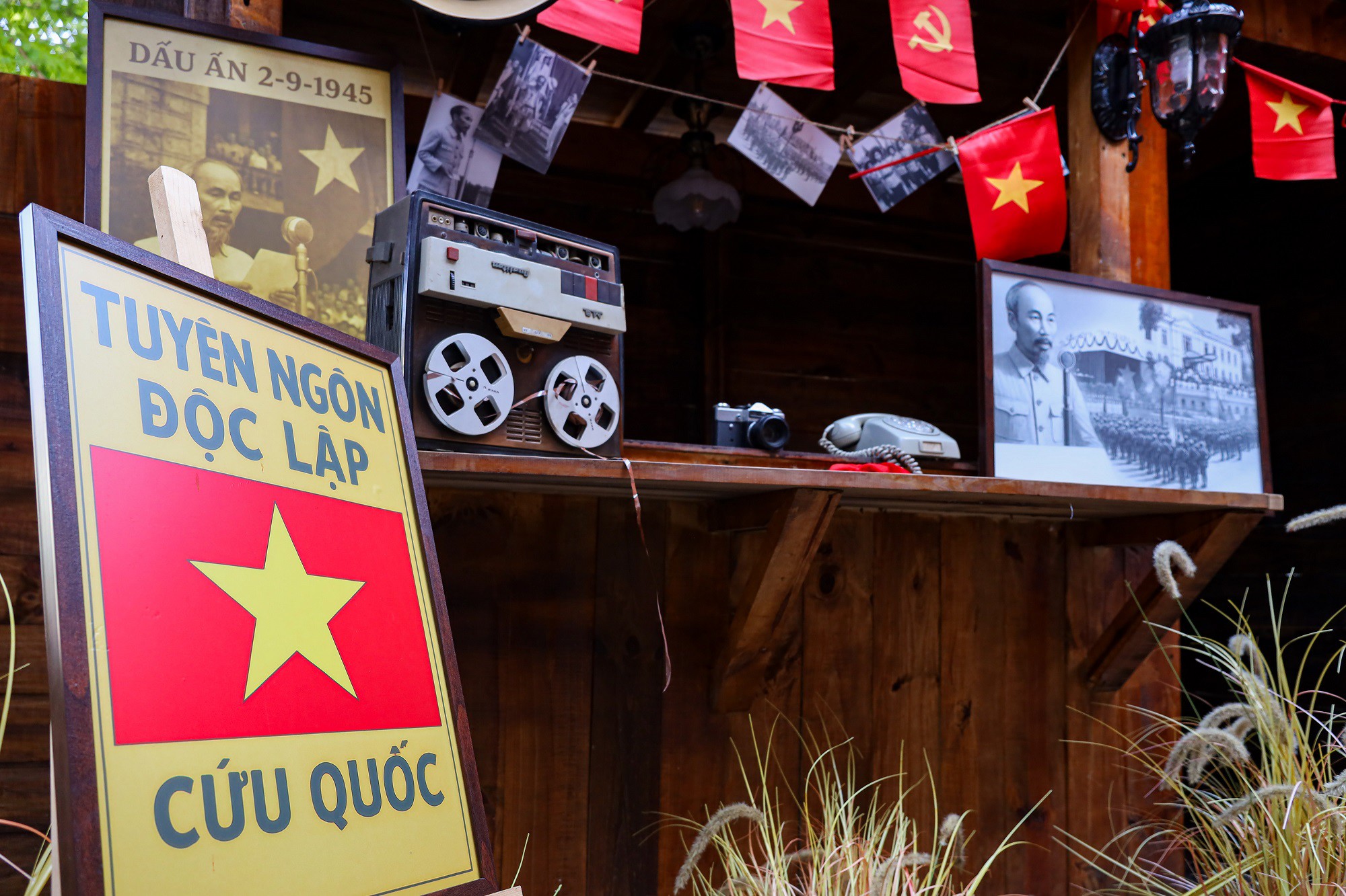 Đưa con nhỏ di chuyển quãng đường hơn 16km từ Long Biên sang quán để chụp ảnh check-in, chị Nguyễn Hằng cho biết, quán không chỉ trang trí đẹp mắt mà còn giúp các con của chị hiểu thêm về lịch sử hào hùng của dân tộc.