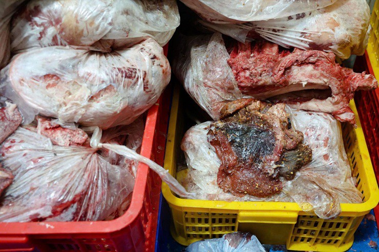 Bao bì dán nhãn “đặc sản vùng cao” nhưng nguyên liệu chủ yếu nhập khẩu từ các nguồn trôi nổi, không đảm bảo chất lượng - Ảnh: Công an Phú Thọ