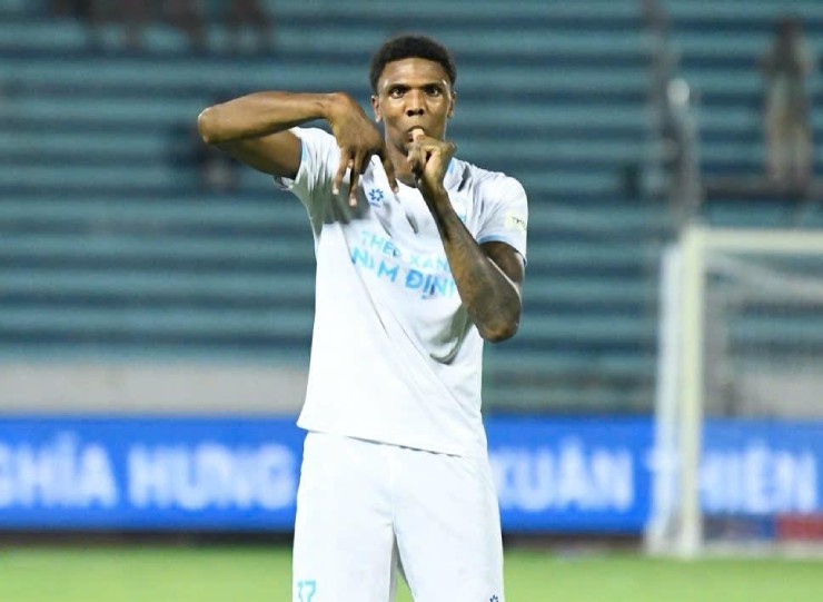 Kyle Hudlin lập cú đúp ngày ra mắt Nam Định