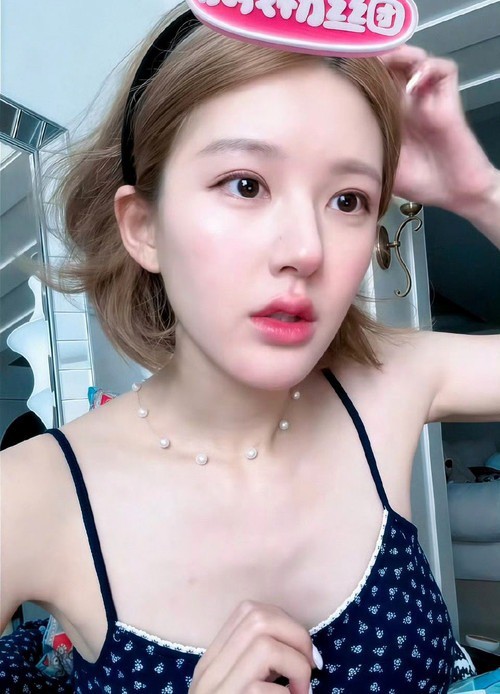 Triệu Lộ Tư gây bão MXH khi liên tục livestream chia sẻ về cuộc sống hiện tại sau khi tuyên bố đã gần như rời khỏi giới giải trí.