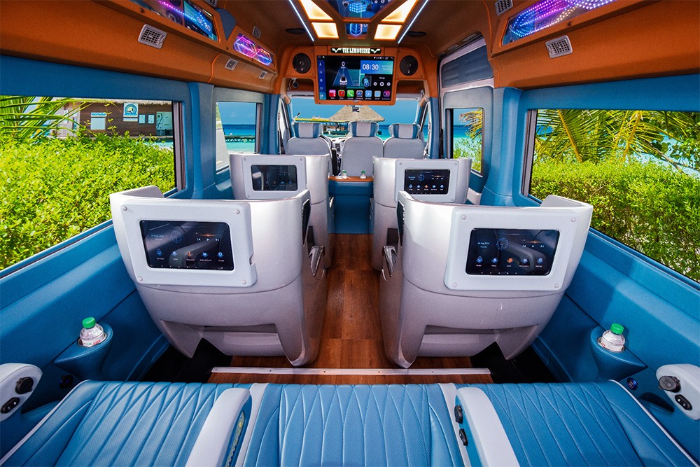 Không gian xe limousine 9 chỗ được trang bị tiện ích hiện đại