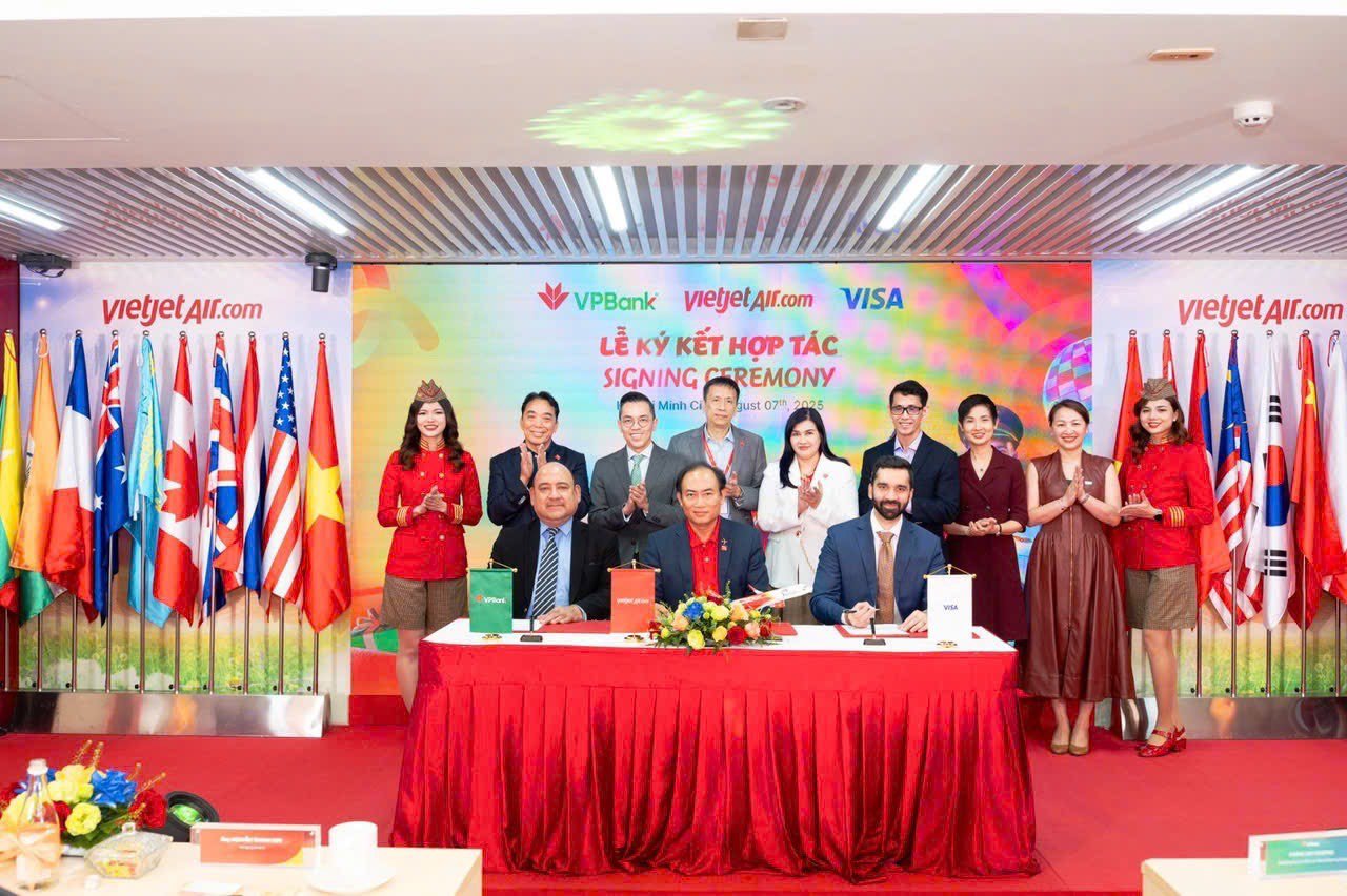 Phó Chủ tịch Vietjet Nguyễn Anh Tuấn, Phó Tổng Giám đốc VPBank Phùng Duy Khương, Giám đốc Điều hành Vietjet Nguyễn Thanh Sơn, Thành viên HĐQT – Phó Tổng Giám đốc kiêm CFO Vietjet Hồ Ngọc Yến Phương, Chủ tịch HĐQT Galaxy Holdings Huỳnh Kim Tước, Giám đốc Đối tác Tài chính Visa Việt Nam chứng kiến lễ ký kết hợp tác và ra mắt thẻ đồng thương hiệu Vietjet VPBank.