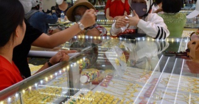 Giá vàng hôm nay 12-8: Đảo chiều giảm mạnh sau ...