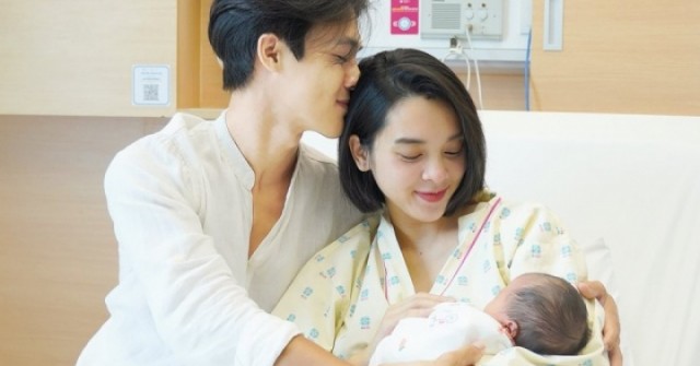Quỳnh Lương và ông xã thiếu gia đón con gái chà...