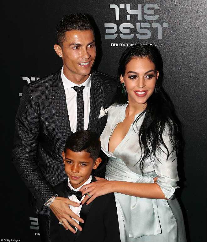 Tình yêu sét đánh của Ronaldo và bạn gái nóng bỏng - 6