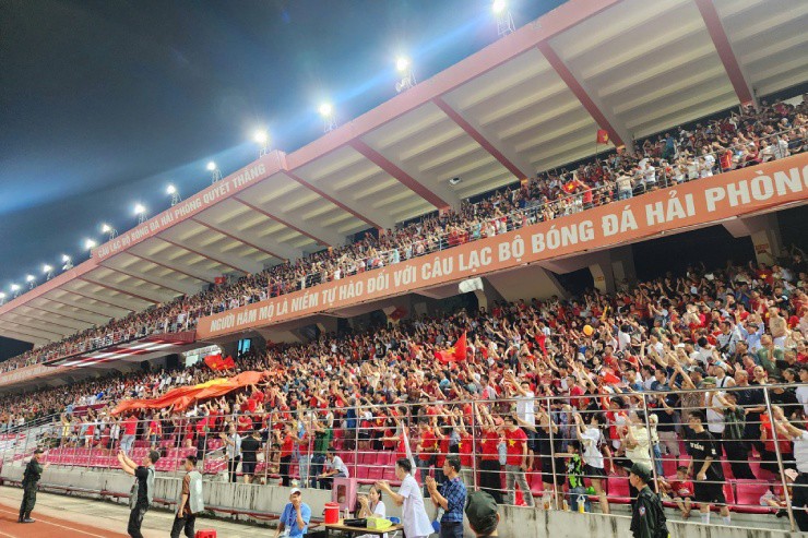 Trên khán đài sân Lạch Tray, các cổ động viên cũng thể hiện sự máu lửa, cuồng nhiệt để tiếp lửa cho "Những cô gái vàng" 