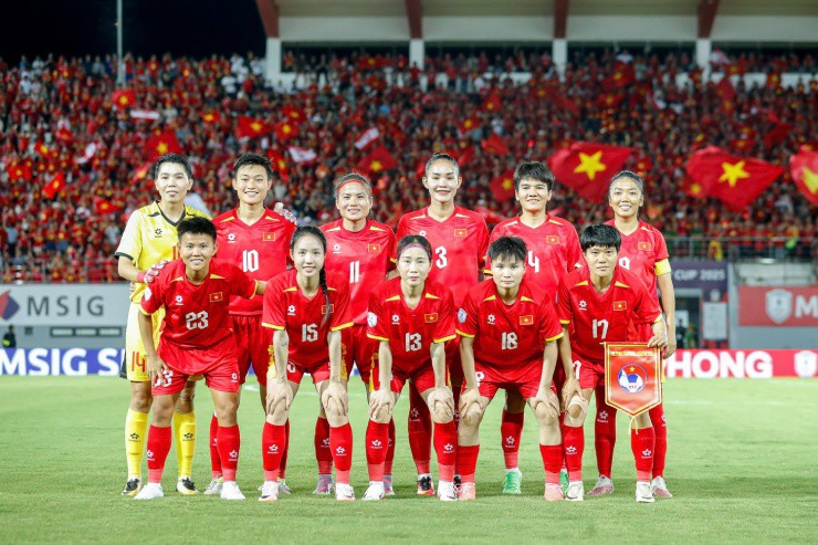 ĐT Việt Nam tiếp đón ĐT Thái Lan trong trận "chung kết" bảng A. Trước đó, 2 đội có cùng 6 điểm/2 trận nhưng Thái Lan tạm xếp trên nhờ hơn hiệu số phụ