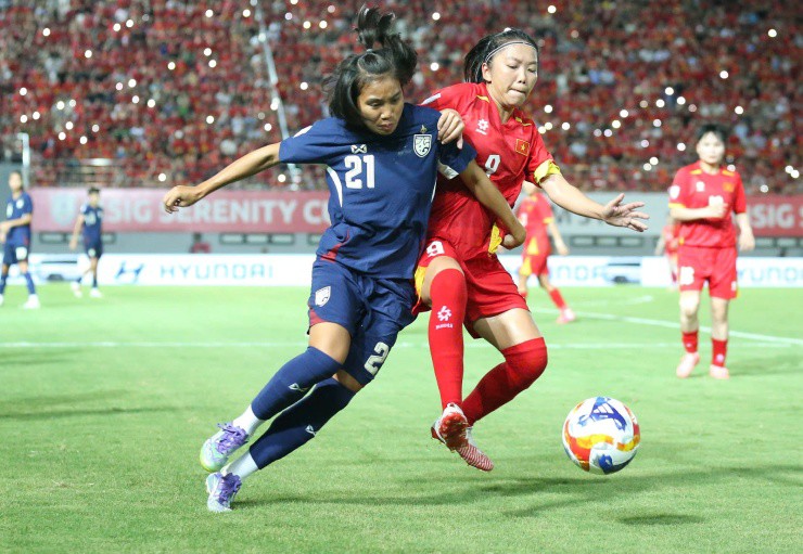 Được sự cổ vũ từ người hâm mộ trên sân Lạch Tray, các học trò của HLV Mai Đức Chung nhập cuộc đầy hứng khởi và khiến Thái Lan lúng túng