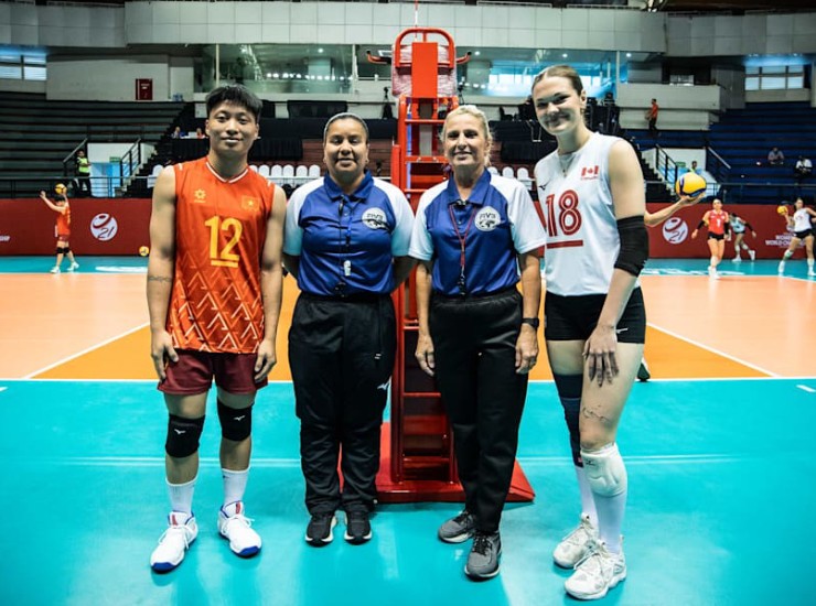 Đặng Hồng (áo đỏ) bị đồn phải đi kiểm tra giới tính nên không thể dự trận đấu vào chiều 12/8