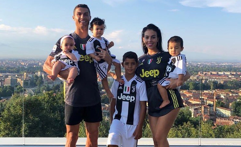 Tình yêu sét đánh của Ronaldo và bạn gái nóng bỏng - 7