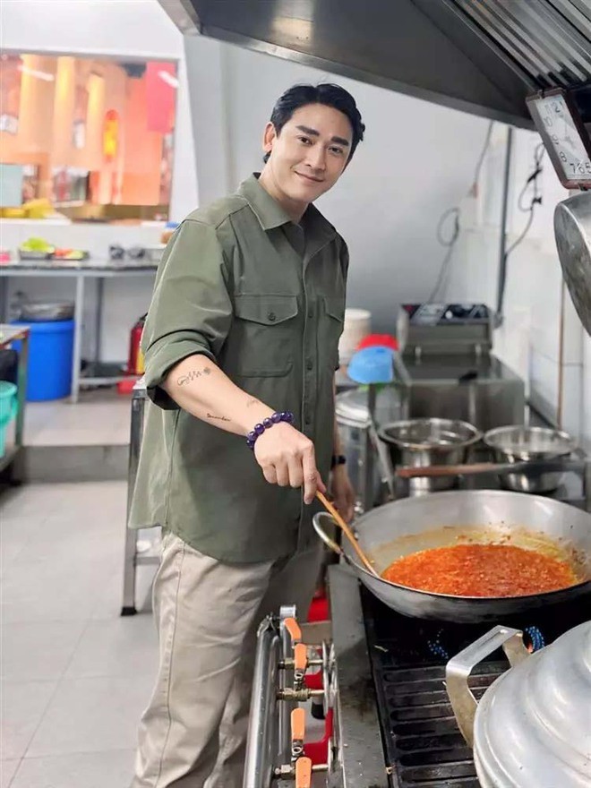 Hứa Vĩ Văn mới mở một quán ăn.