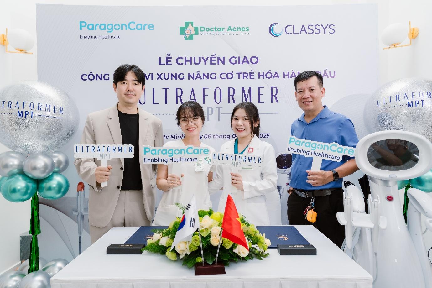 BSCK1. Cao Nữ Hoàng Oanh và các Bác sĩ tại Doctor Acnes chụp ảnh cùng Đội ngũ công ty Paragon Care Việt Nam