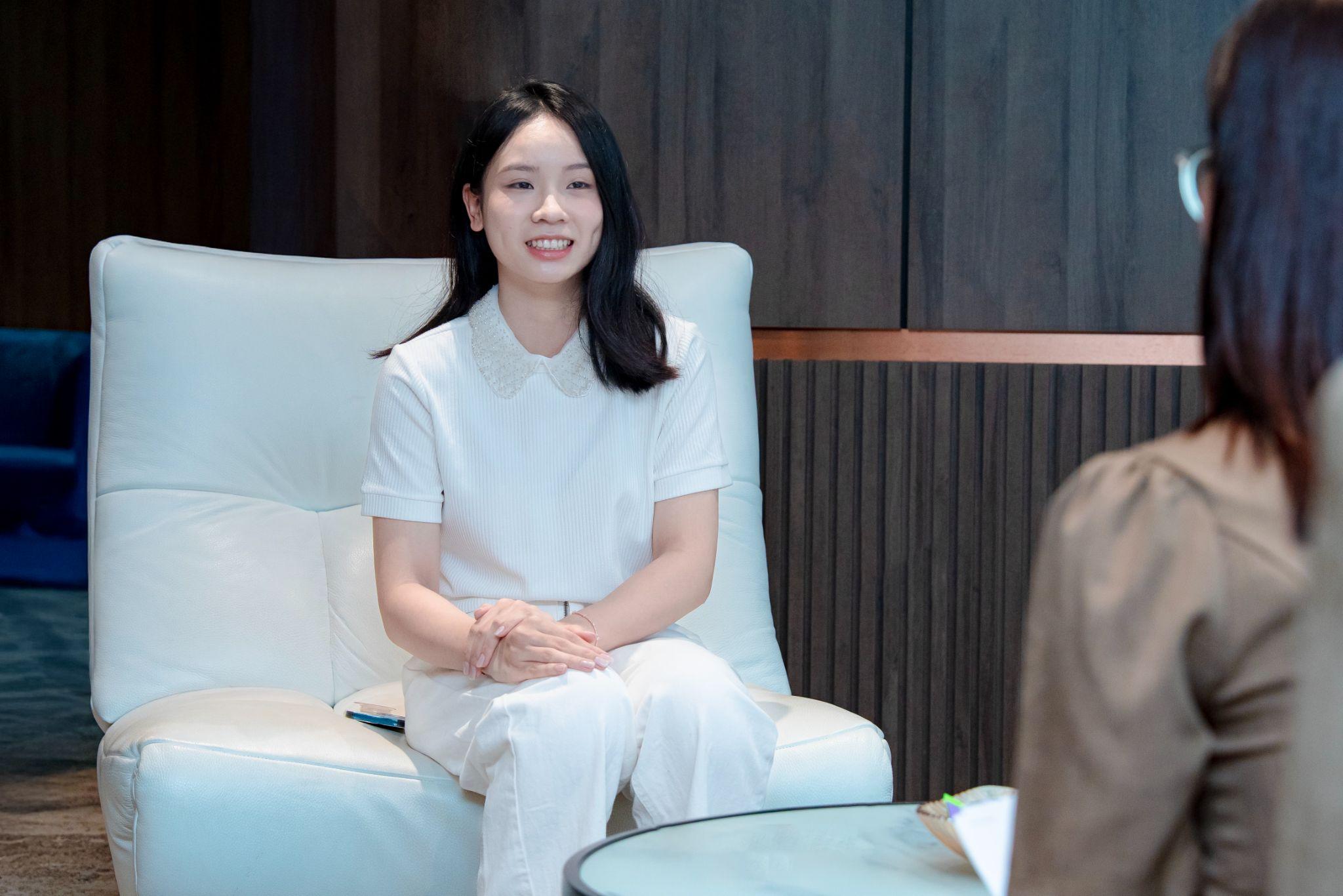 Nguyễn Hương Lan tại văn phòng Sunshine Group