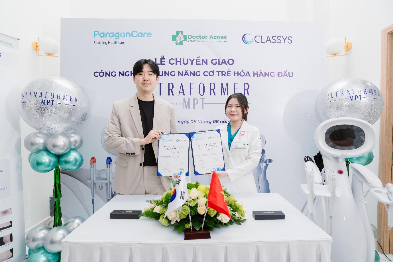 Đại diện Doctor Acnes và Đại diện công ty Paragon Care Việt Nam, nhà phân phối chính thức thương hiệu ULTRAFORMER MPT tại Việt Nam.