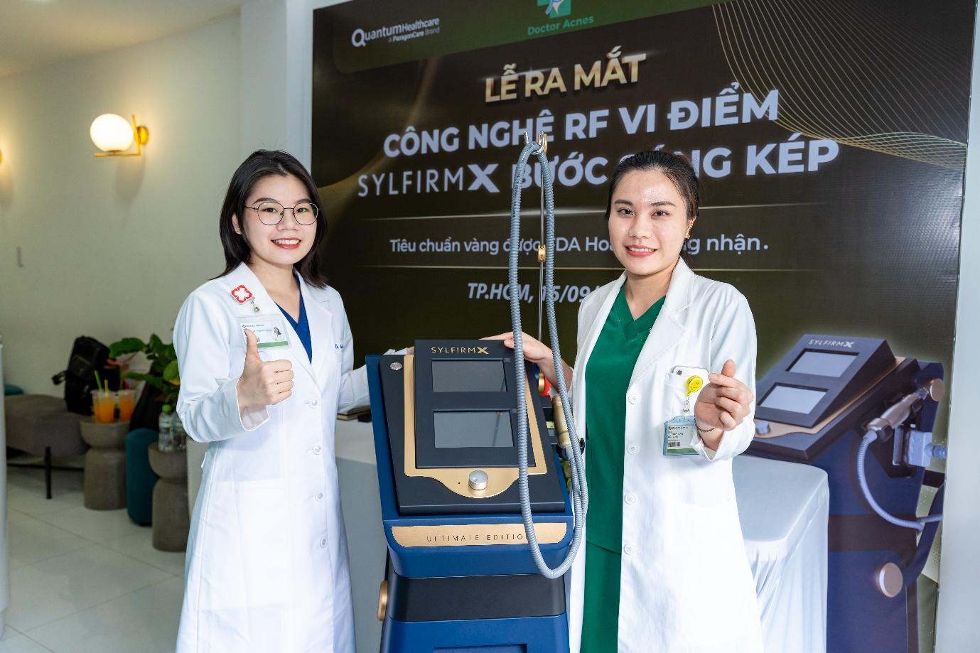 BSCK1. Cao Nữ Hoàng Oanh và BSCK1. Vũ Thúy Bình chụp ảnh cùng thiết bị Sylfirm X