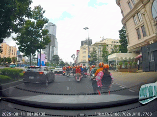 Xe vượt đèn đỏ ngay giao lộ.