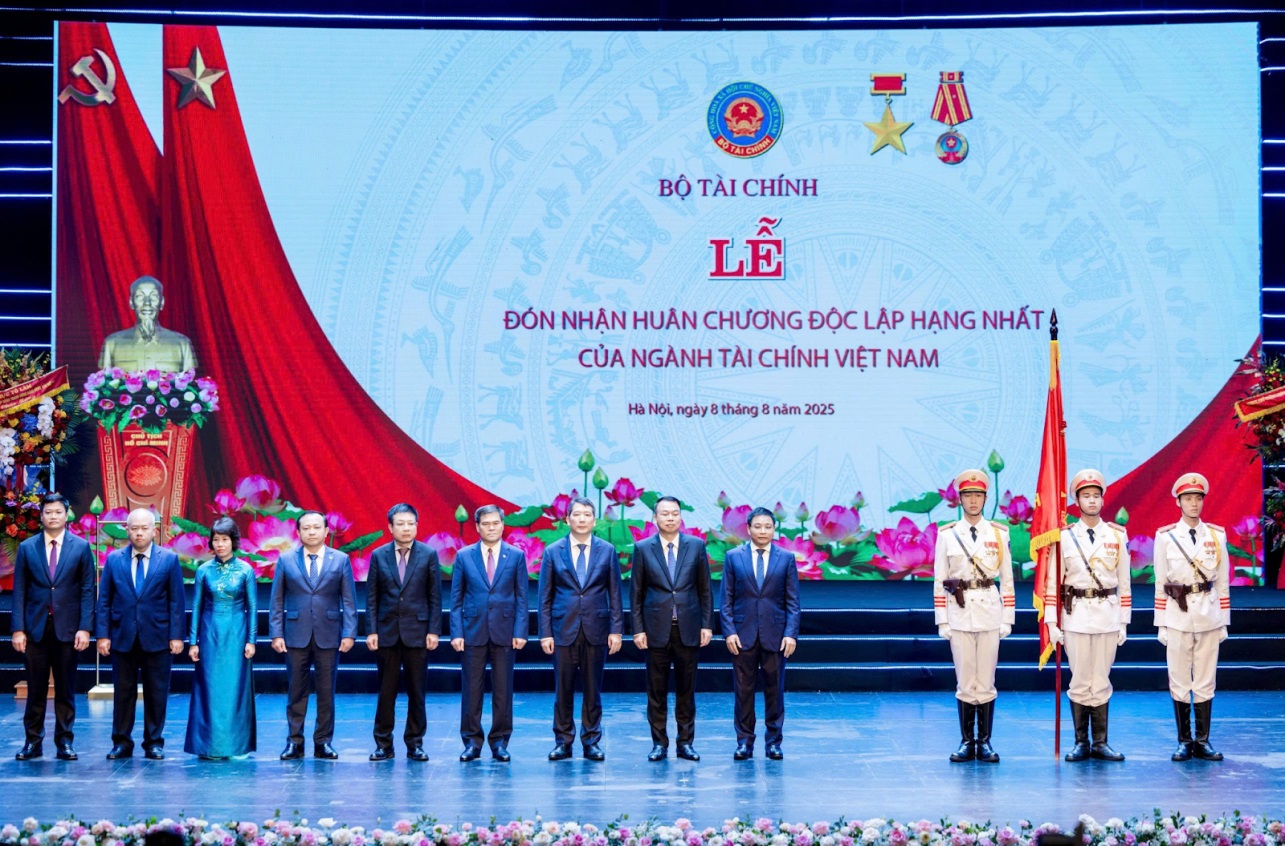 Bộ Tài chính vinh dự đón nhận Huân chương độc lập hạng nhất.