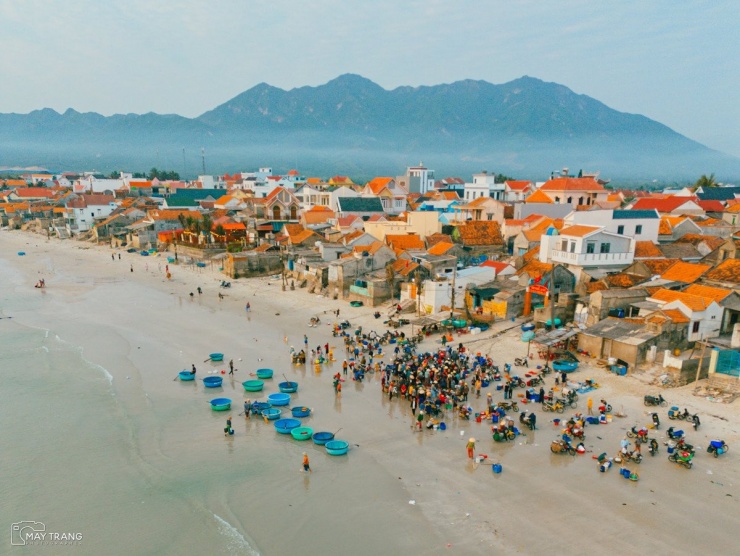 Ẩn mình bên bờ biển xanh ngắt của tỉnh Khánh Hòa, làng chài Ninh Thủy thuộc phường Đông Ninh Hòa vẫn giữ nguyên vẹn những nét sinh hoạt truyền thống đậm đà bản sắc ngư dân miền Trung. Ảnh Mây Trắng