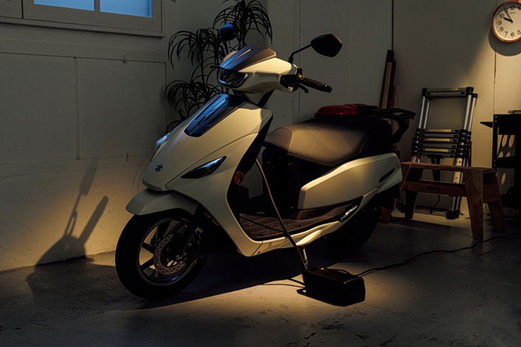 Suzuki trình làng xe máy điện e-Access giá 29,9 triệu đồng, đi 95 km/lần sạc - 3