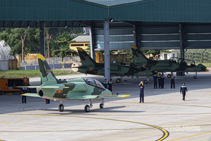 Máy bay trinh sát Yak-130 ‘xé mây’, tạo khoảnh khắc ngoạn mục - 1