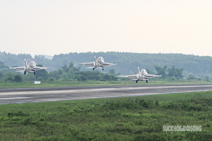 Máy bay trinh sát Yak-130 ‘xé mây’, tạo khoảnh khắc ngoạn mục - 2