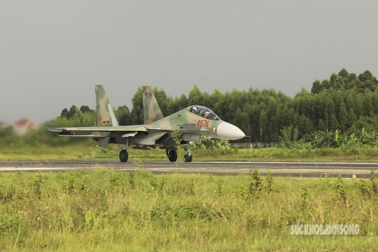 Máy bay trinh sát Yak-130 ‘xé mây’, tạo khoảnh khắc ngoạn mục - 4