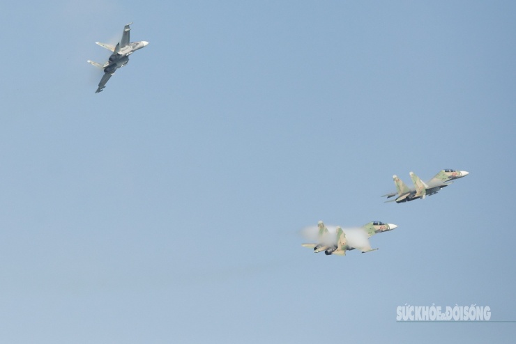 Máy bay trinh sát Yak-130 ‘xé mây’, tạo khoảnh khắc ngoạn mục - 5