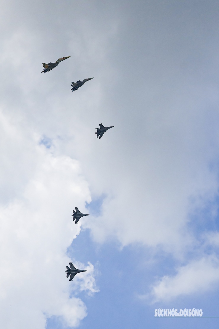 Máy bay trinh sát Yak-130 ‘xé mây’, tạo khoảnh khắc ngoạn mục - 9