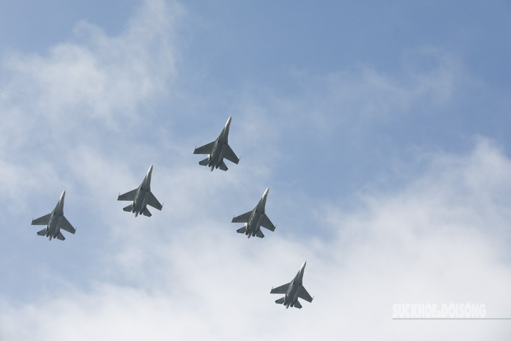 Máy bay trinh sát Yak-130 ‘xé mây’, tạo khoảnh khắc ngoạn mục - 13