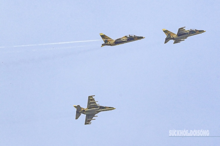 Máy bay trinh sát Yak-130 ‘xé mây’, tạo khoảnh khắc ngoạn mục - 12