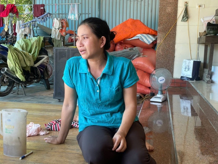 Chị Oanh đau xót trước việc chồng bị kết án 6 năm tù. Ảnh: T.Lương