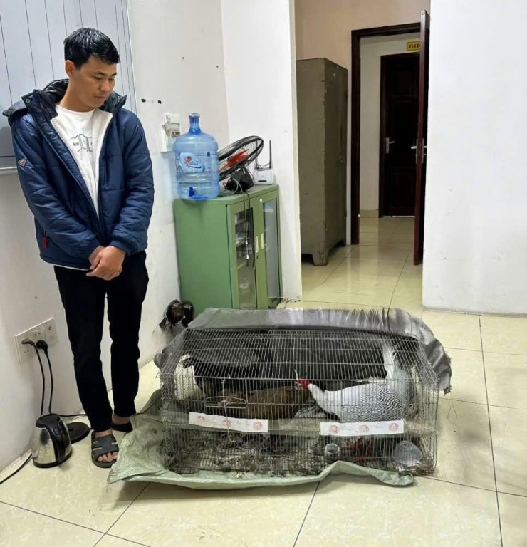 Anh Thành thời điểm bị công an bắt giữ cùng tang vật. Ảnh: Người dân cung cấp