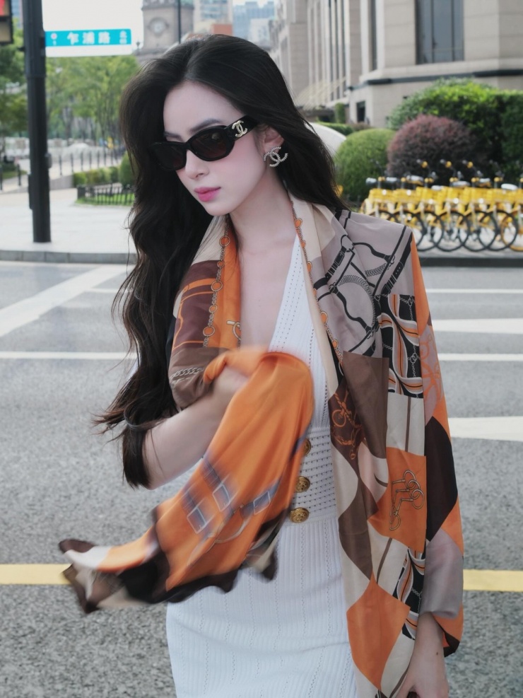 Trang phục được người đẹp tô điểm bằng khăn lụa Carré 90 kinh điển của Hermes, giá khoảng 15 triệu đồng đi cùng mắt kính Chanel giá khoảng 10 triệu đồng, bông tai Chanel giá xấp xỉ 20 triệu đồng.